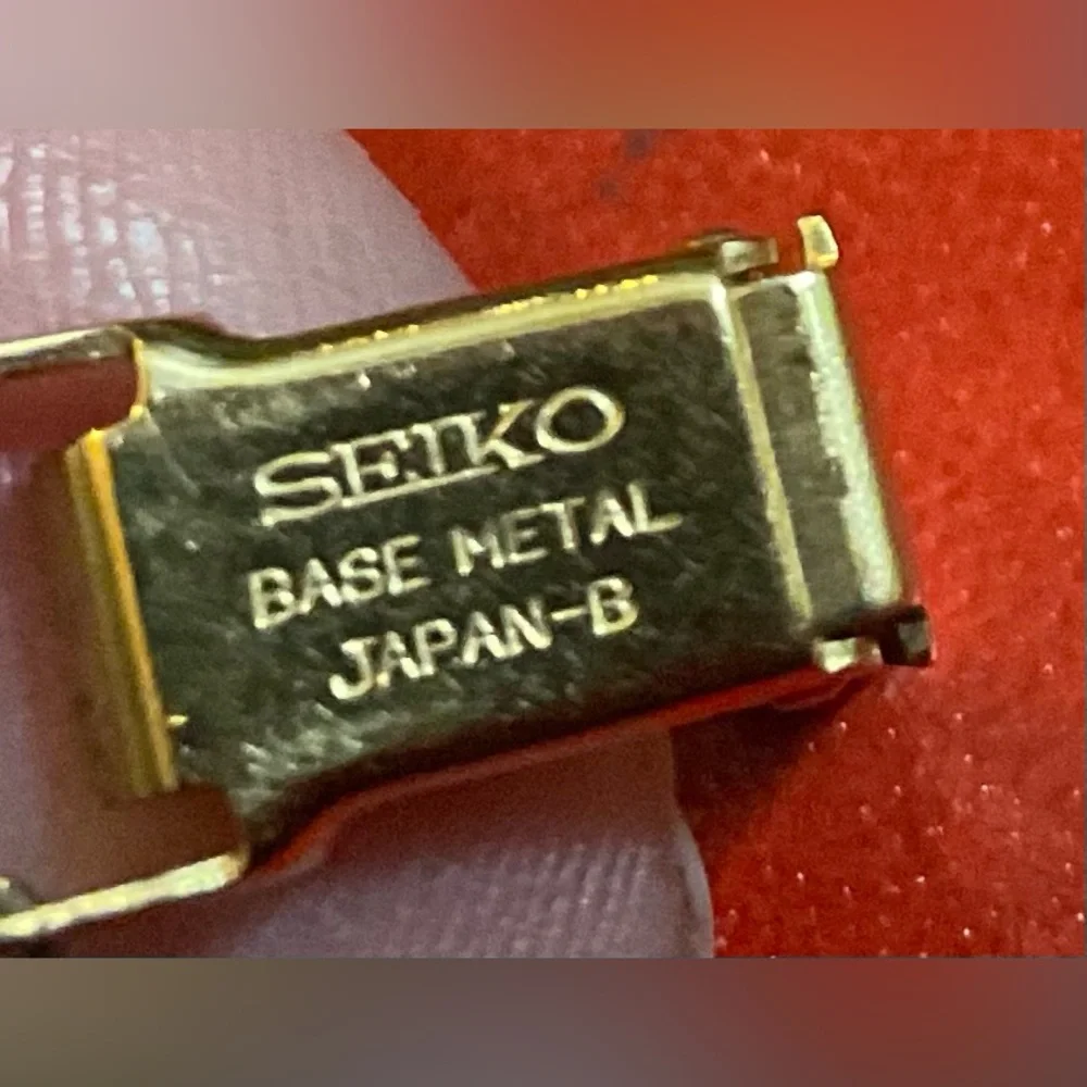 Seiko: Ladies quartz gold small square wrist watch